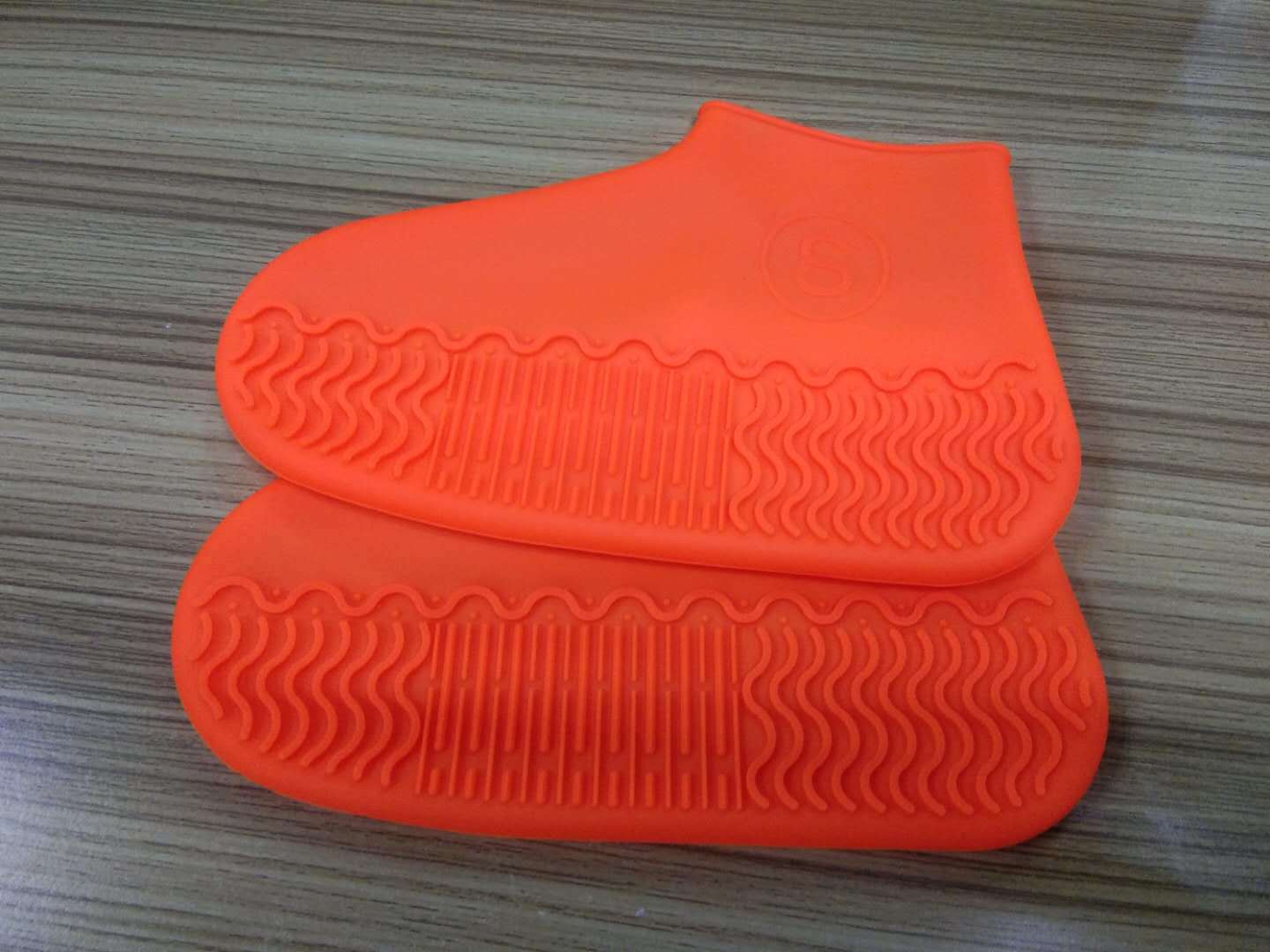 Silicone waterproof shoe cover